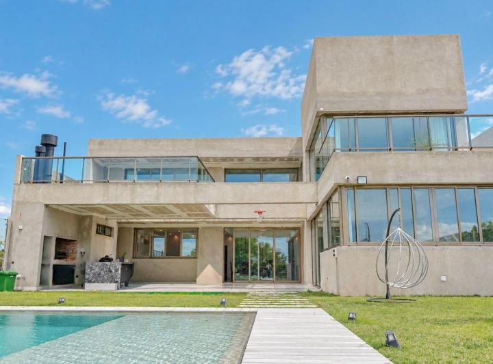 Casa · 500m² · 6 Ambientes · 2 Cocheras