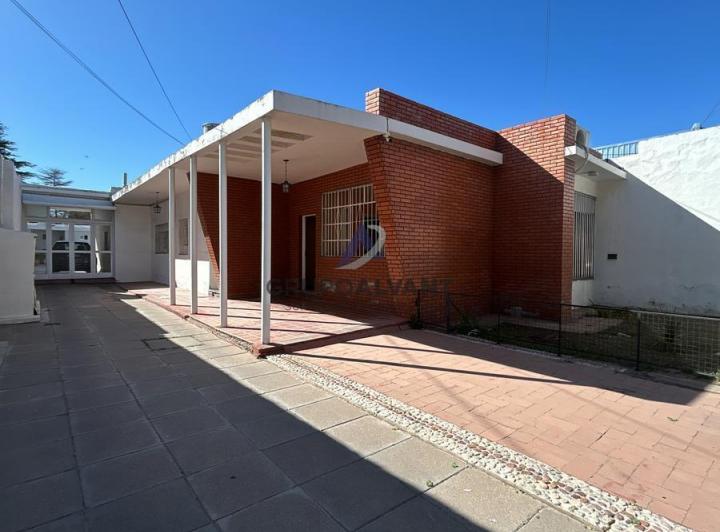 Casa · 180m² · 13 Ambientes · 3 Cocheras