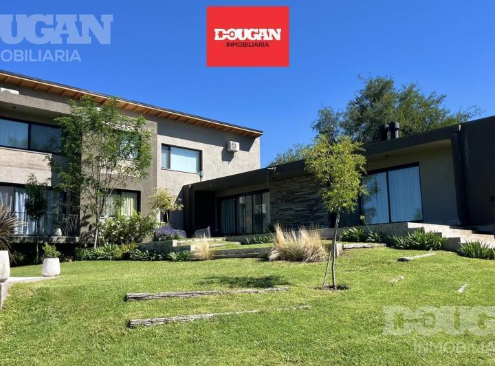 Casa · 303m² · 7 Ambientes · 2 Cocheras