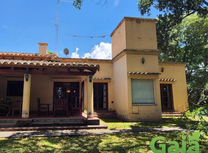 Casa · 260m² · 6 Ambientes · 2 Cocheras