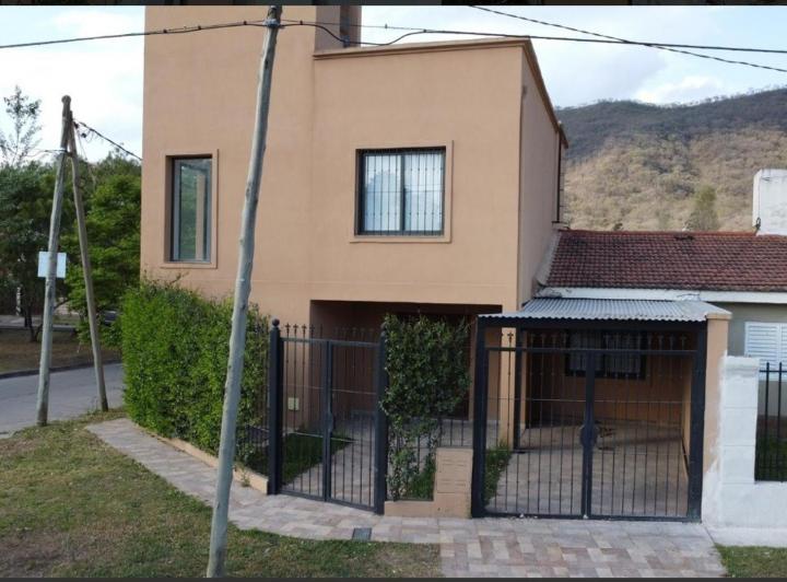 Casa · 246m² · 5 Ambientes · 6 Cocheras