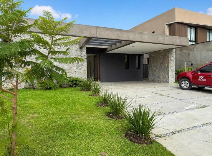 Casa · 143m² · 3 Dormitorios · 2 Cocheras