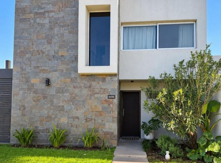 Casa · 140m² · 5 Ambientes · 2 Cocheras