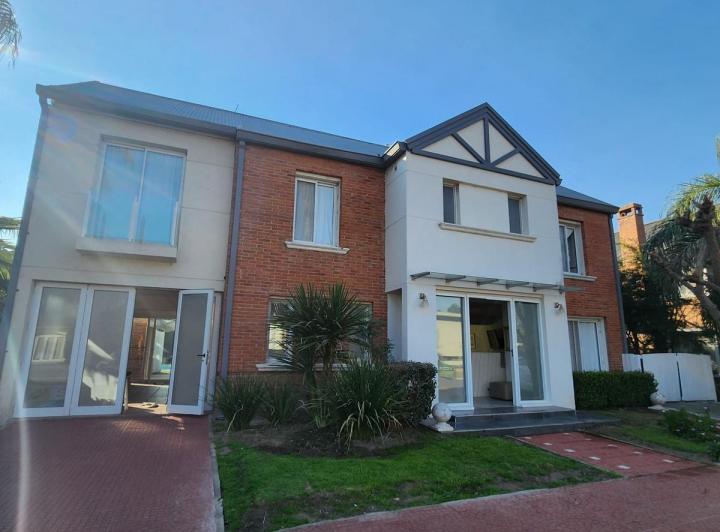 Casa · 280m² · 3 Ambientes · 2 Cocheras