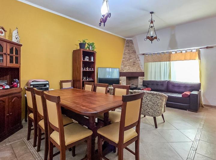 Casa · 250m² · 6 Ambientes · 1 Cochera