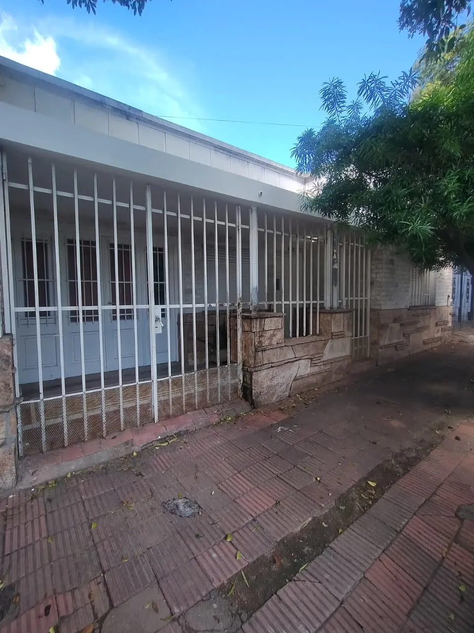Oportunidad en Alto Alberdi: Casa 2 Dormitorios con Lote de 325 m²