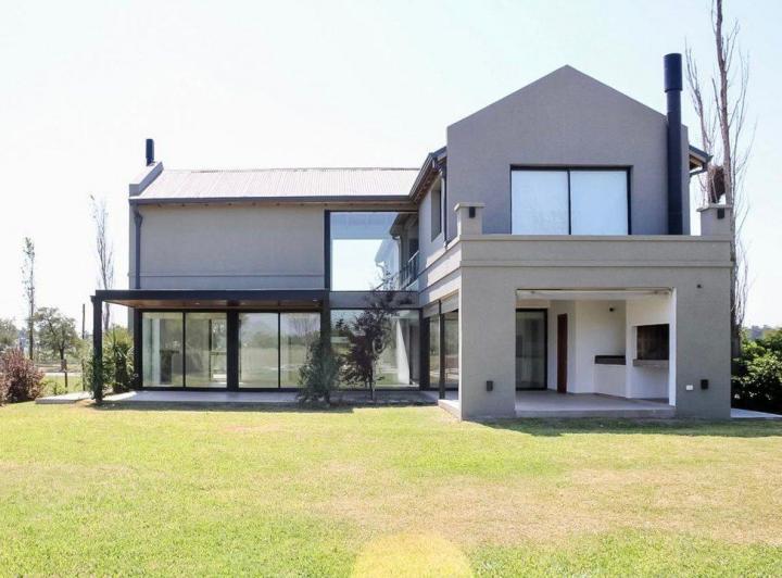 Casa · 260m² · 3 Dormitorios · 2 Cocheras