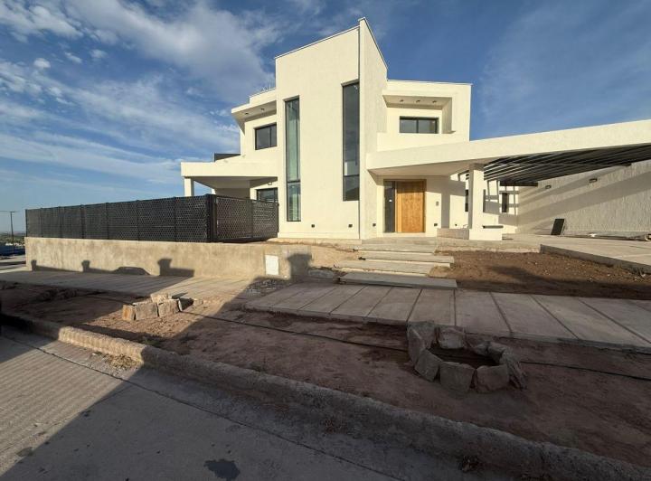 Casa · 211m² · 6 Ambientes · 2 Cocheras