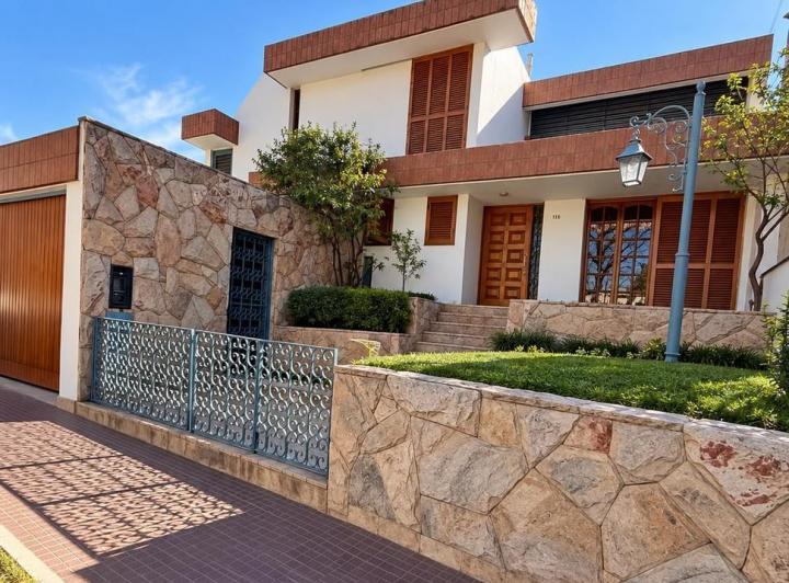 Casa · 280m² · 4 Dormitorios · 2 Cocheras