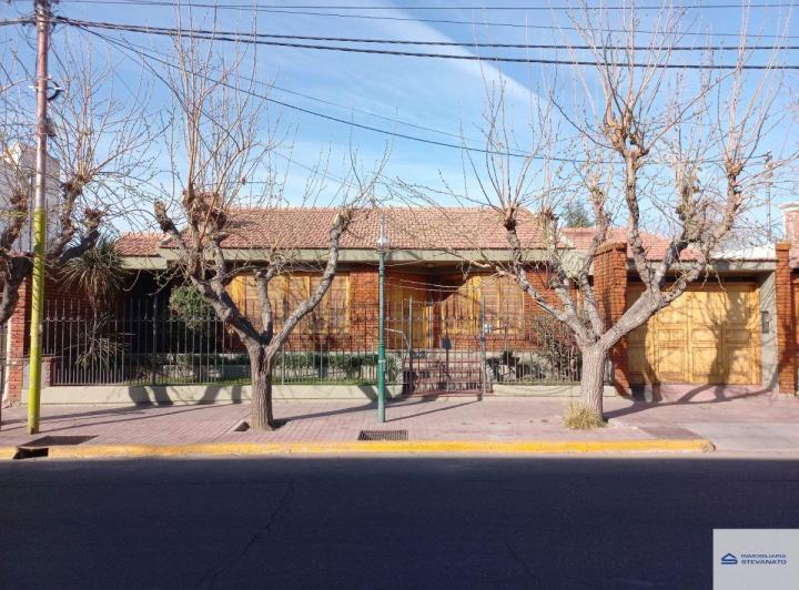 Casa · 300m² · 8 Ambientes · 2 Cocheras