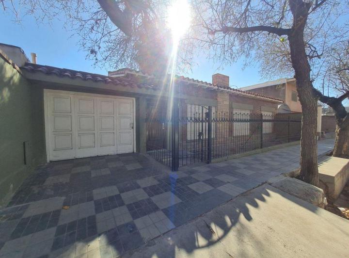 Casa · 145m² · 2 Ambientes · 1 Cochera