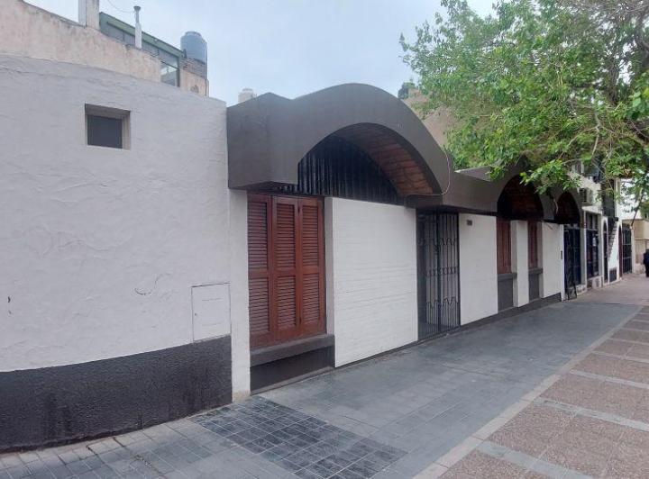 Casa · 90m² · 6 Ambientes · 1 Cochera