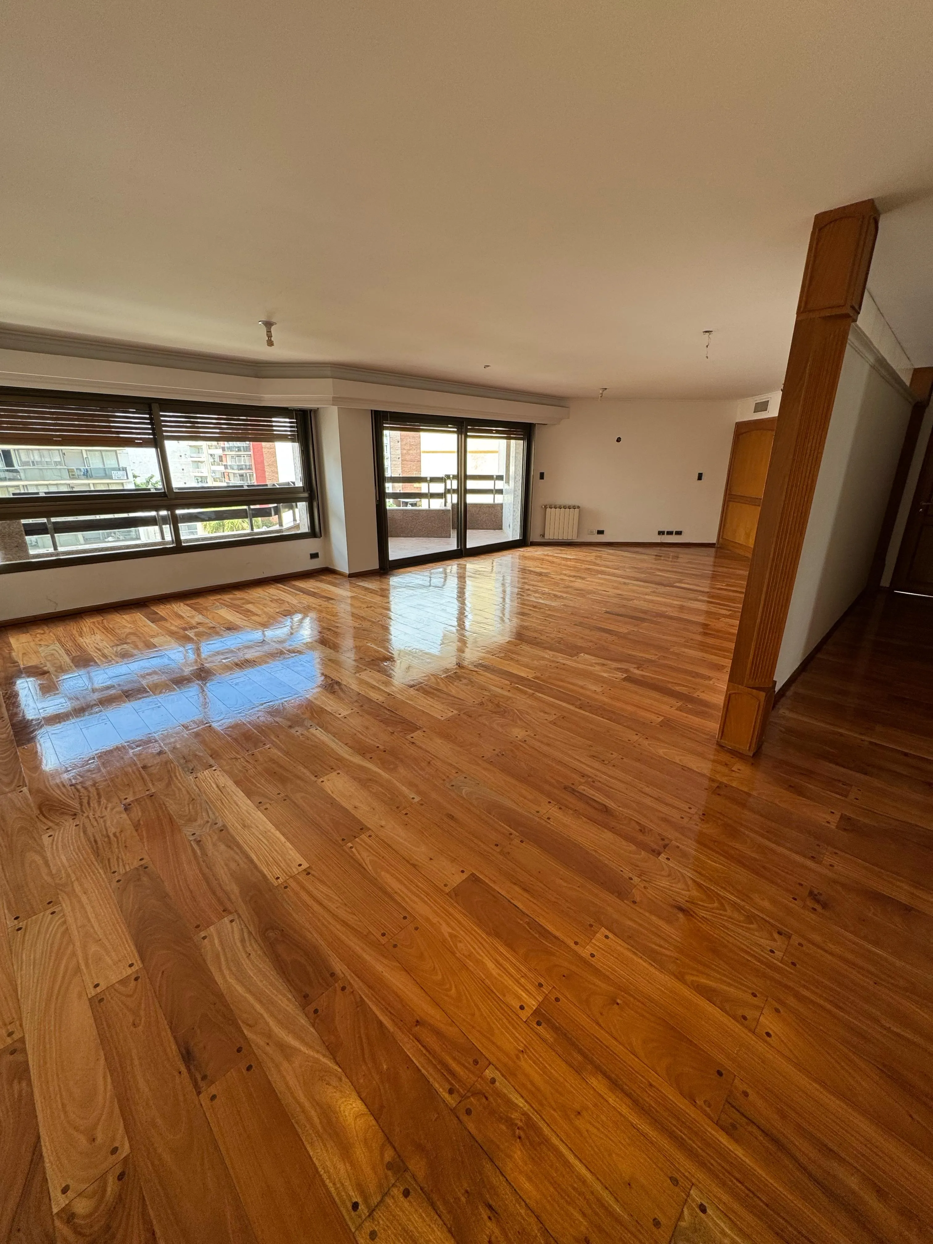 PISO DE CATEGORIA CON 2 COCHERAS EN EL CORAZON DE NUEVA CORDOBA