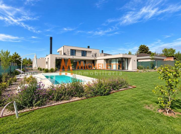 Casa · 300m² · 8 Ambientes · 4 Cocheras