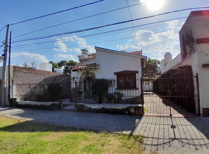 Casa · 238m² · 8 Ambientes · 1 Cochera