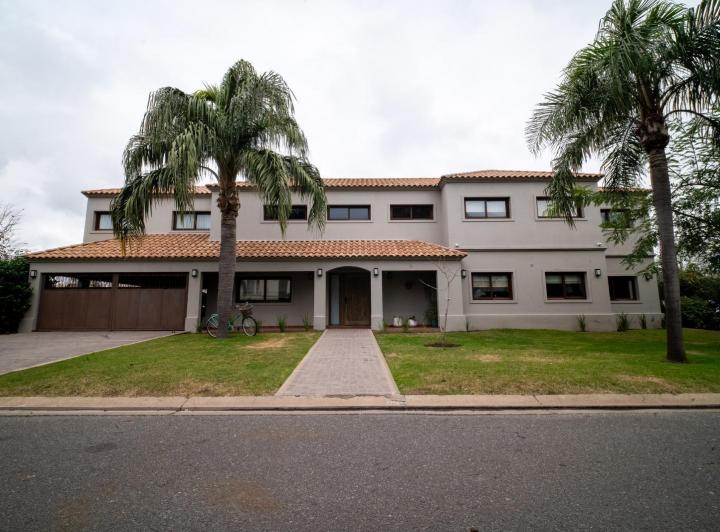 Casa · 374m² · 8 Ambientes · 4 Cocheras