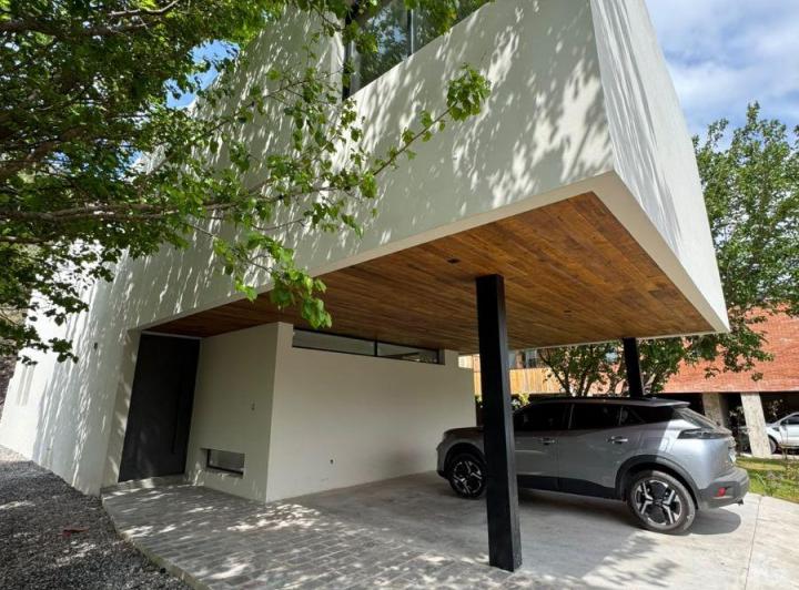 Casa · 280m² · 5 Ambientes · 1 Cochera