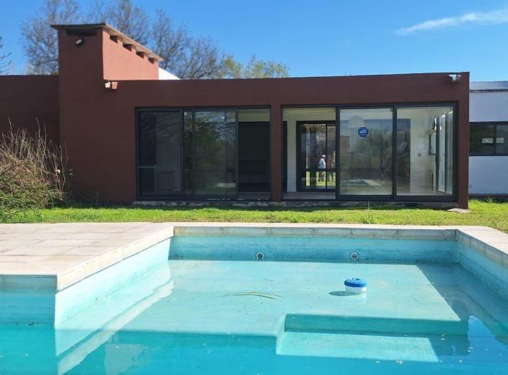 Casa · 300m² · 3 Dormitorios · 2 Cocheras