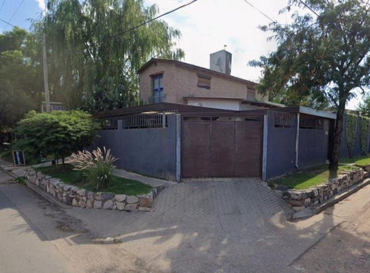 Casa · 220m² · 6 Ambientes · 2 Cocheras