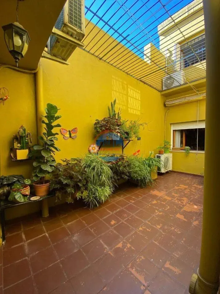 Casa En Venta  4 Dormitorios - Apta Credito - frente plaza Alem