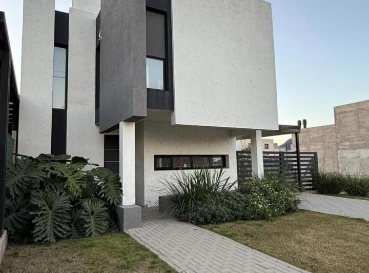 Casa · 160m² · 3 Dormitorios · 2 Cocheras