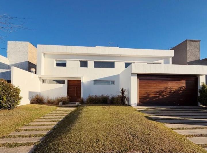 Casa · 360m² · 7 Ambientes · 2 Cocheras