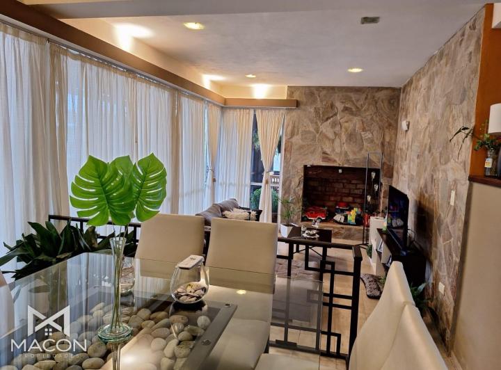Casa · 194m² · 5 Ambientes · 4 Cocheras