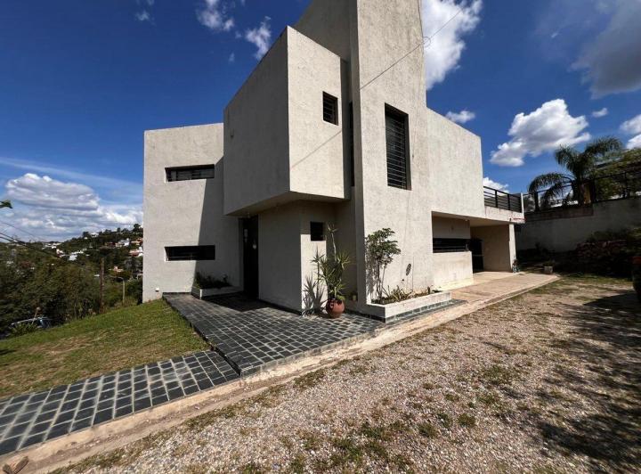 Casa · 185m² · 5 Ambientes · 2 Cocheras