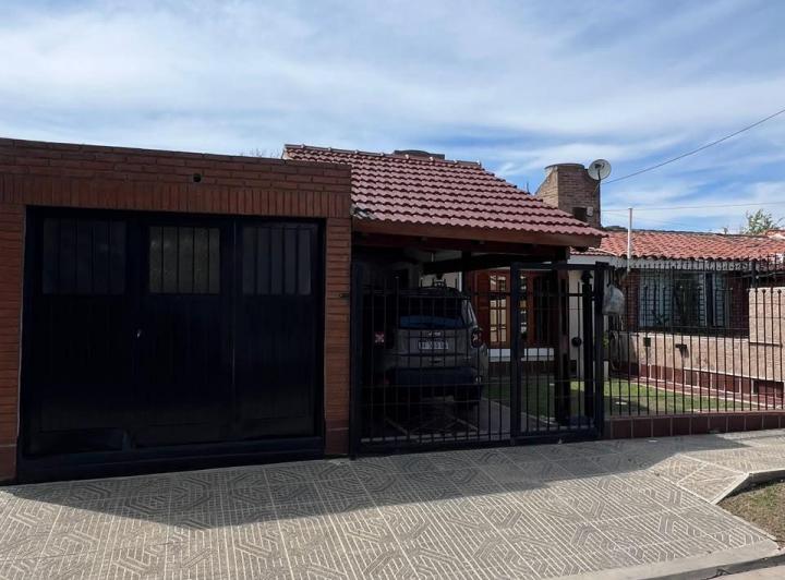 Casa · 130m² · 6 Ambientes · 2 Cocheras