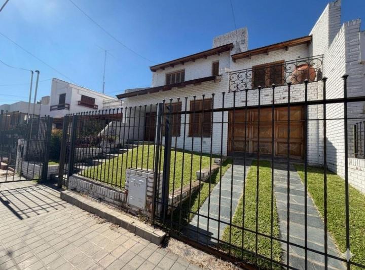 Casa · 256m² · 4 Ambientes · 2 Cocheras