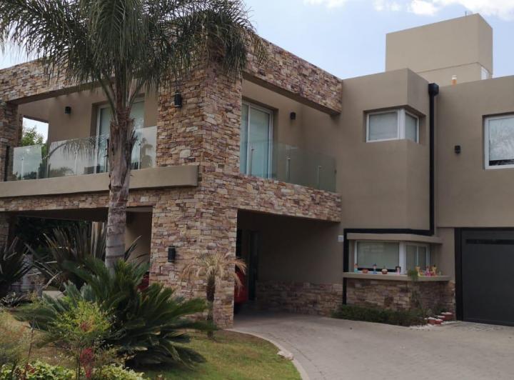 Casa · 534m² · 5 Dormitorios · 4 Cocheras