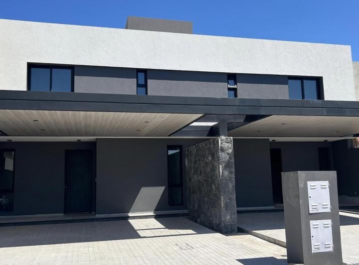 Casa · 200m² · 4 Dormitorios