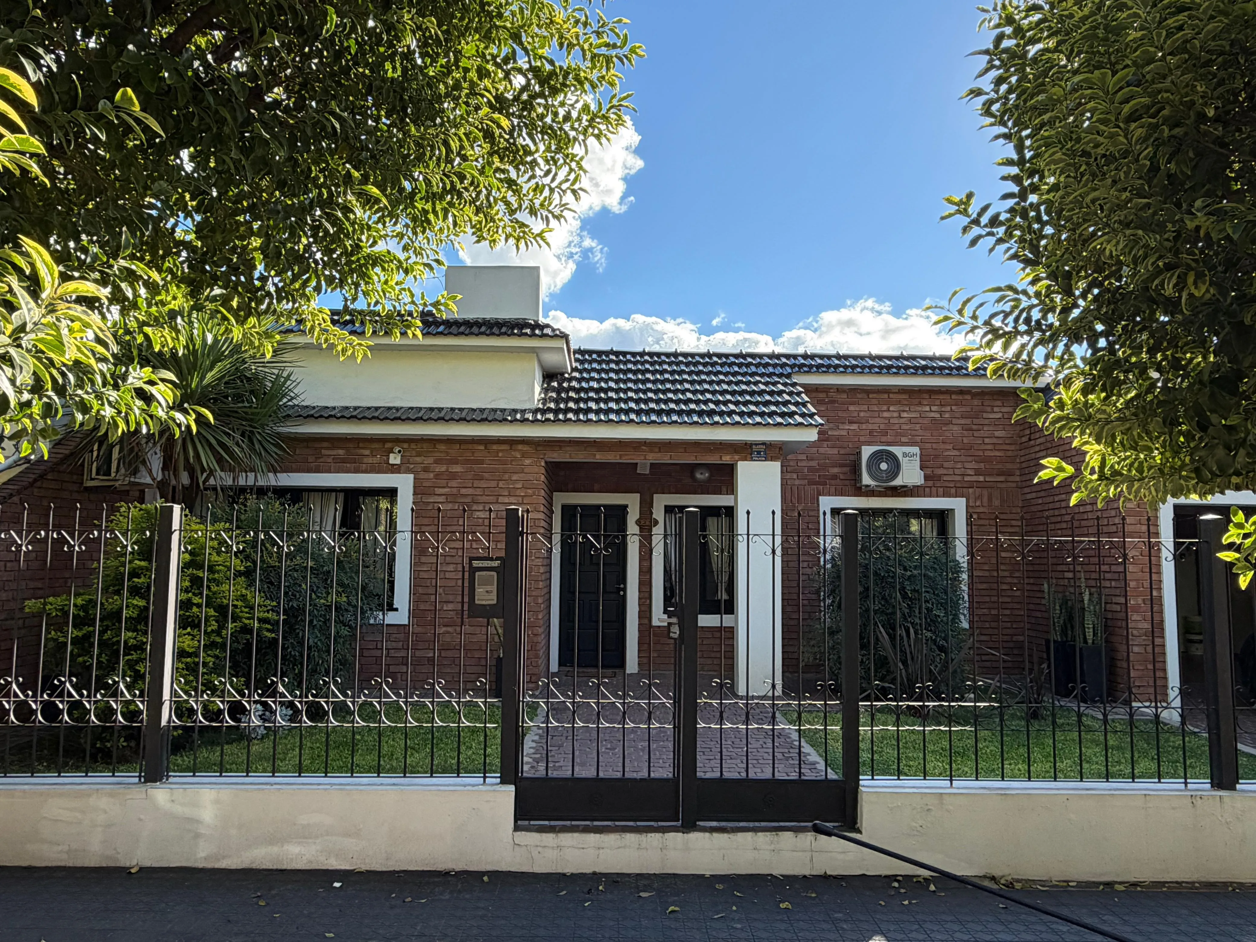 OPORTUNIDAD CASA EN EXCELENTE UBICACION ZONA, PATIO, QUINCHO Y PILETA