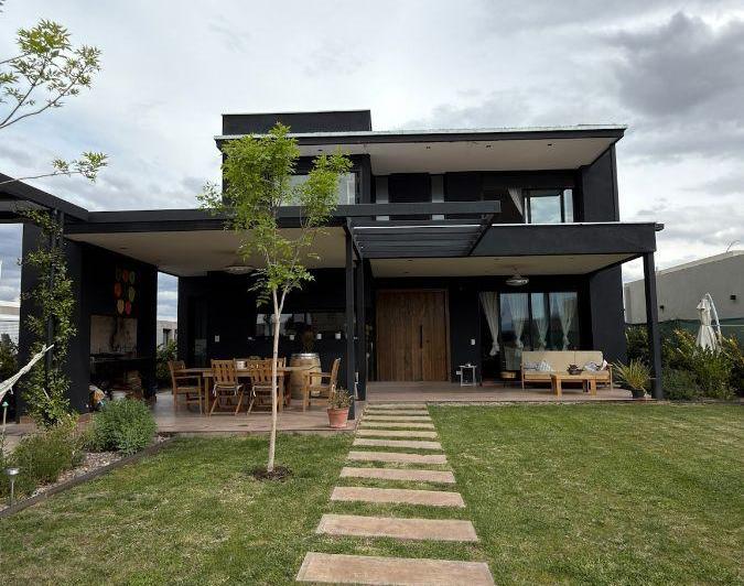 Casa · 225m² · 7 Ambientes · 2 Cocheras