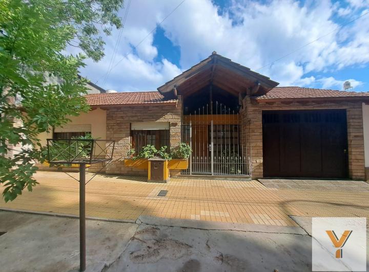 Casa · 230m² · 7 Ambientes · 2 Cocheras