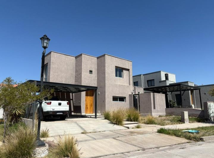 Casa · 420m² · 5 Ambientes · 2 Cocheras