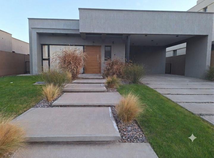 Casa · 147m² · 6 Ambientes · 2 Cocheras