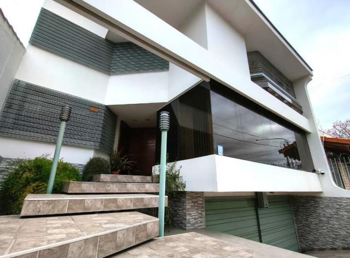 Casa · 250m² · 7 Ambientes · 2 Cocheras