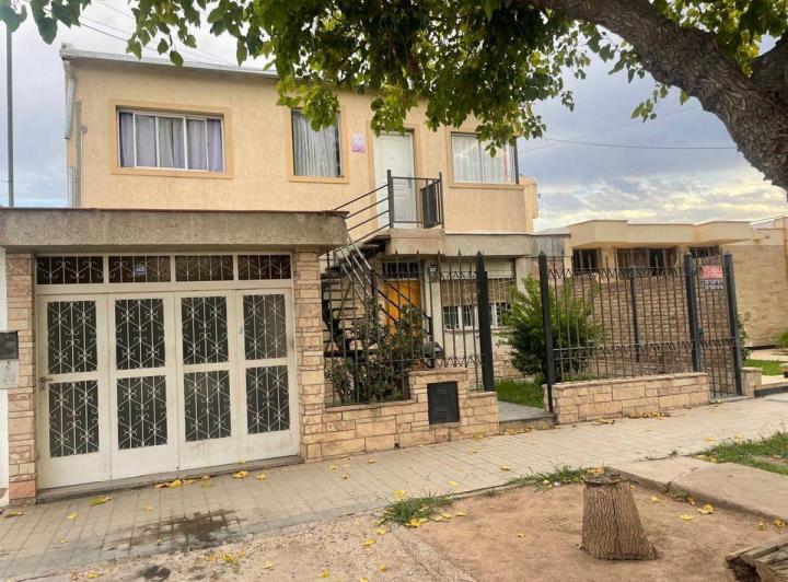 Casa · 130m² · 7 Ambientes · 1 Cochera