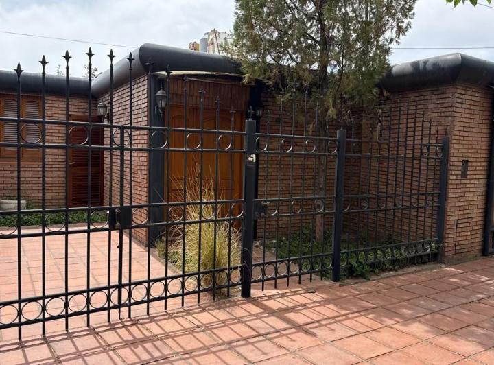 Casa · 115m² · 5 Ambientes · 2 Cocheras