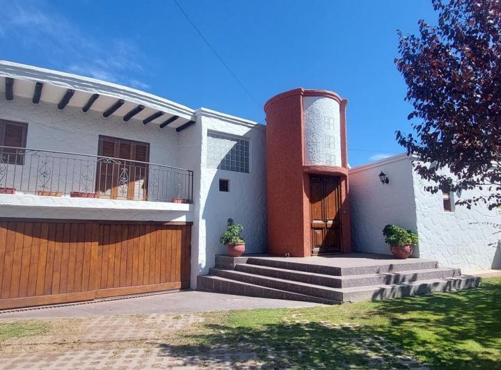 Casa · 345m² · 9 Ambientes · 2 Cocheras