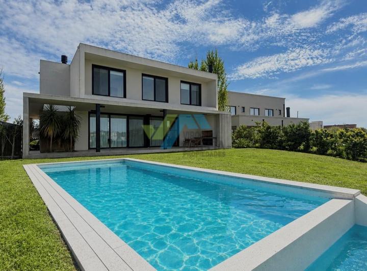 Casa · 140m² · 4 Ambientes · 2 Cocheras