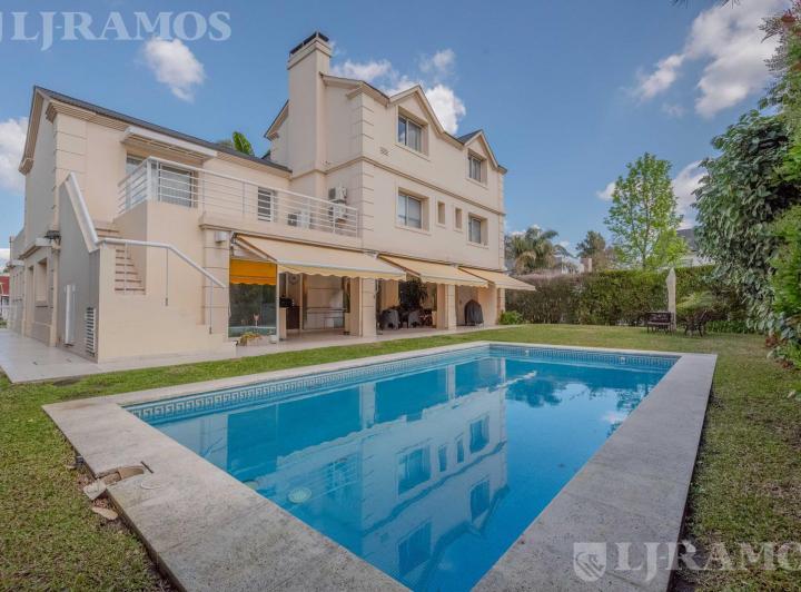 Casa · 356m² · 6 Ambientes · 3 Cocheras