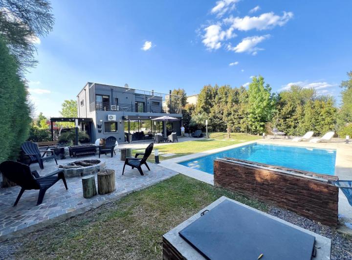 Casa · 202m² · 4 Ambientes · 4 Cocheras