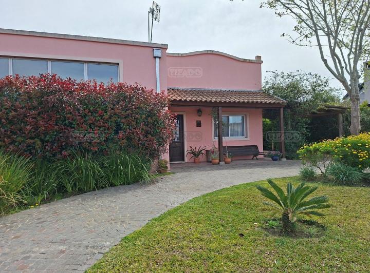 Casa · 208m² · 4 Ambientes · 1 Cochera