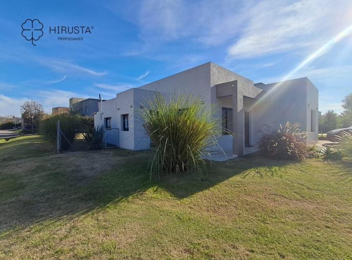 Casa · 135m² · 4 Ambientes · 2 Cocheras