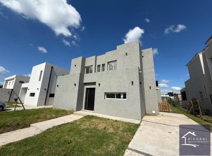 Casa · 188m² · 5 Ambientes · 3 Cocheras