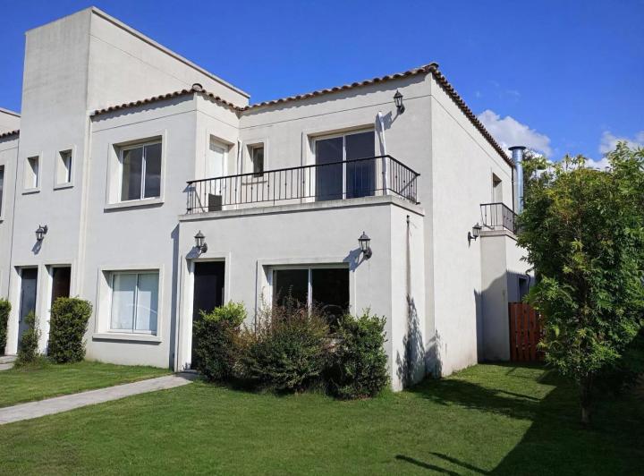 Casa · 106m² · 4 Ambientes · 3 Cocheras