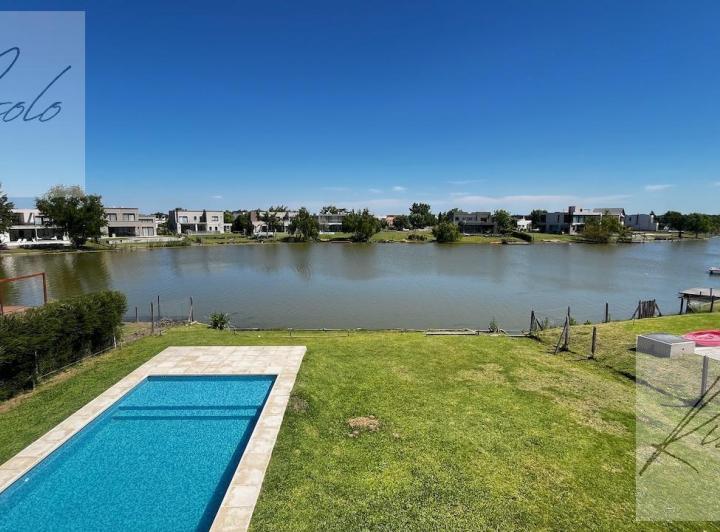 Casa · 204m² · 5 Ambientes · 2 Cocheras