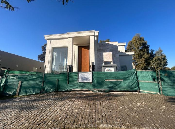 Casa · 250m² · 5 Ambientes · 4 Cocheras